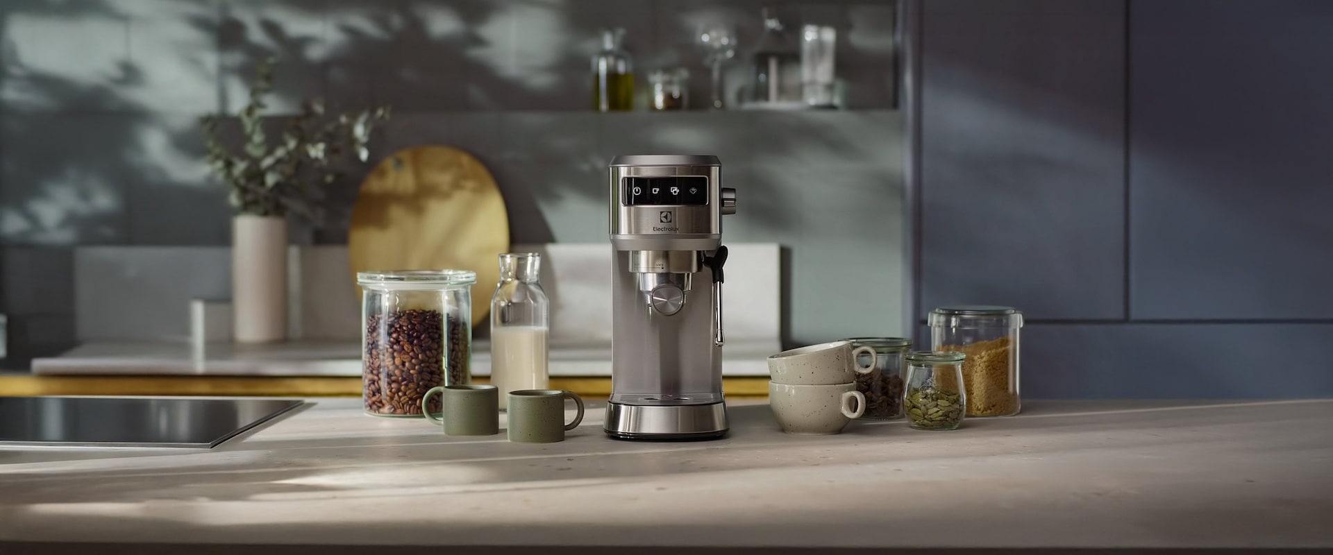 Sølvfarget kaffetrakter og kaffebønner